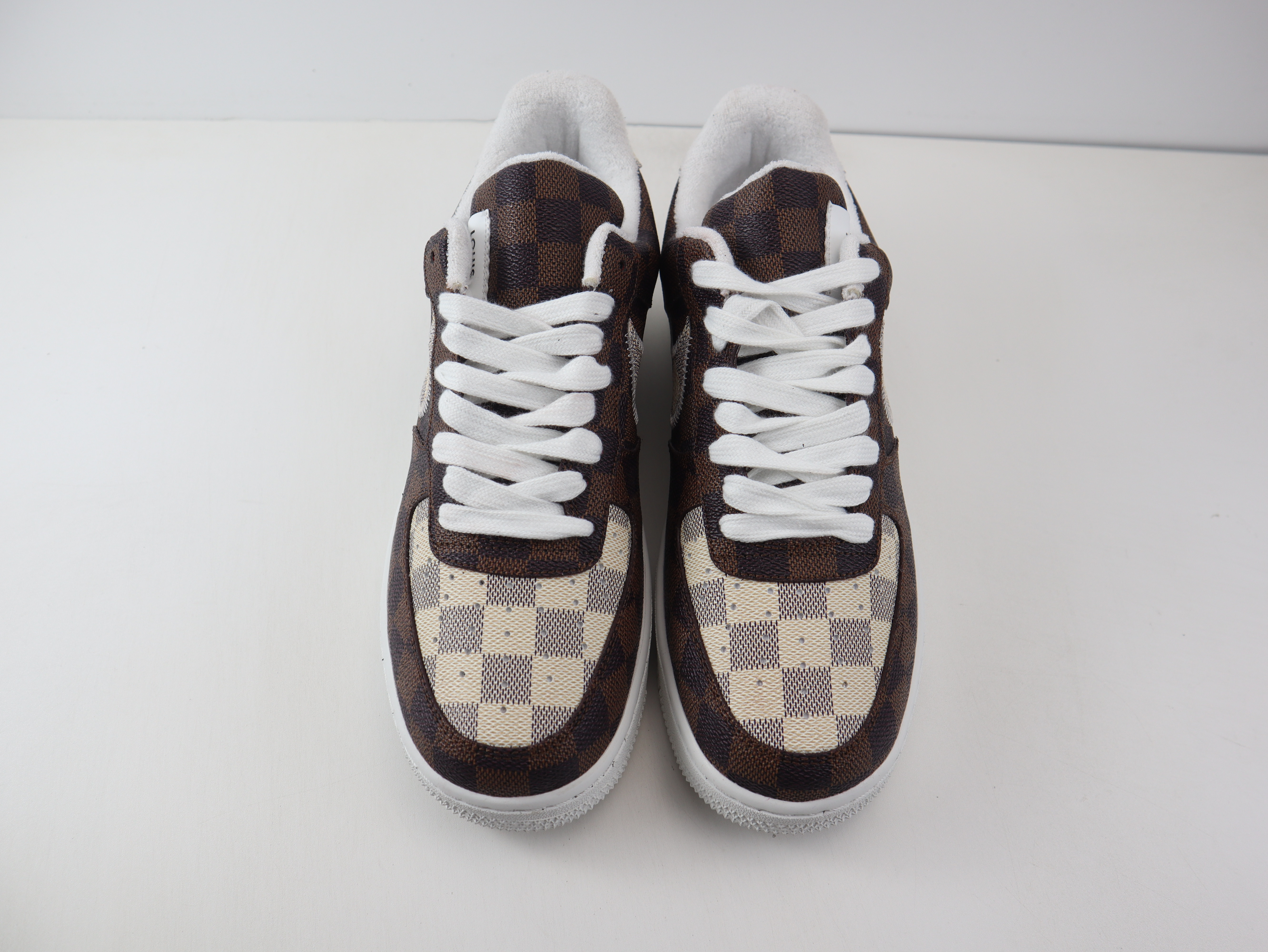 LOUlS VUlTTON X NiKe Air Force 1 LOUlS VUlTTON X NiKe Air Force 1