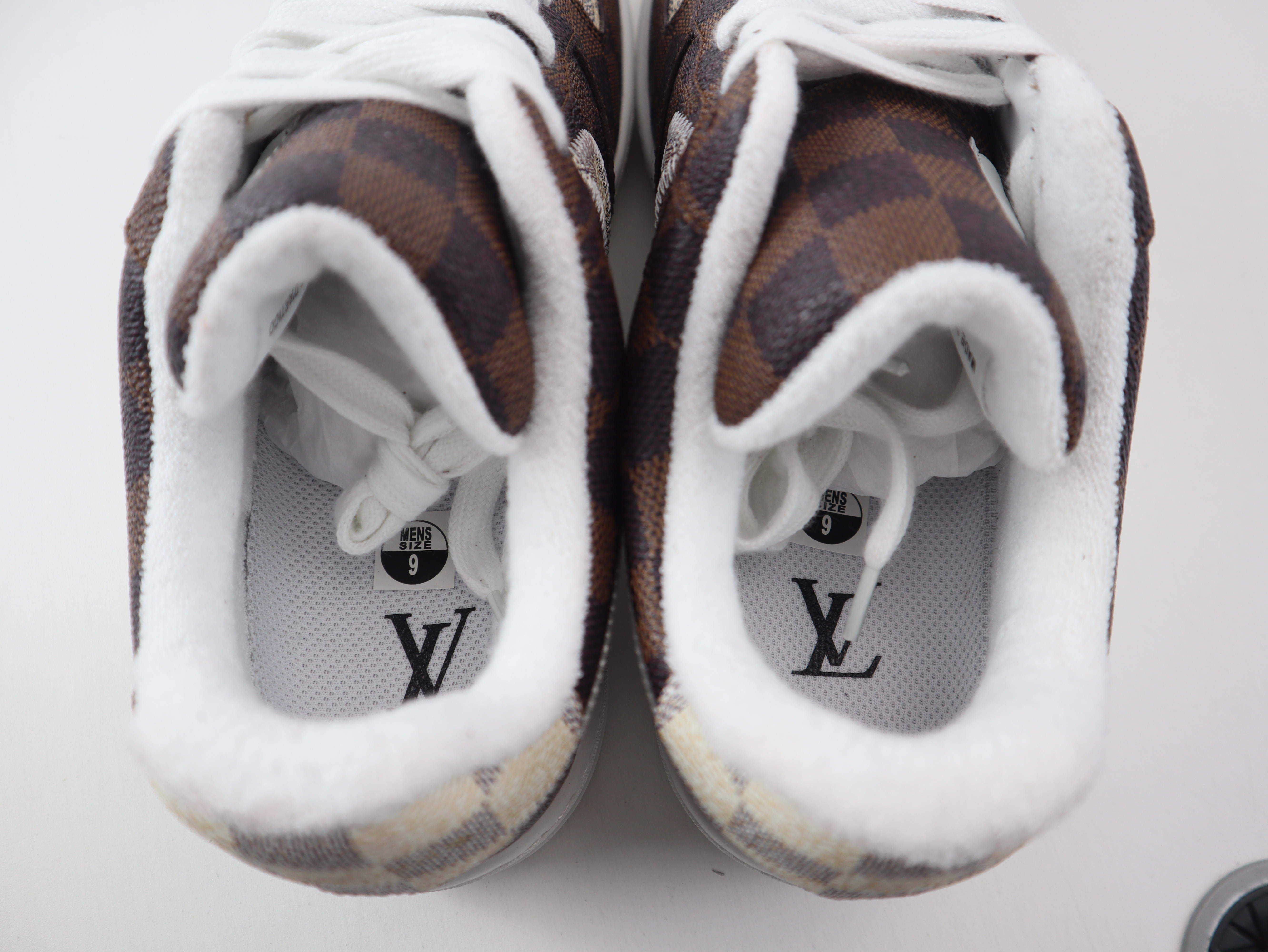 LOUlS VUlTTON X NiKe Air Force 1 LOUlS VUlTTON X NiKe Air Force 1
