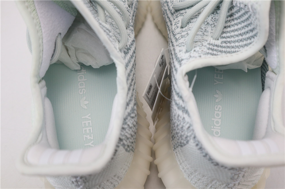 OG BATCH YEEZY Cloud White (Reflective) OG BATCH YEEZY Cloud White (Reflective)