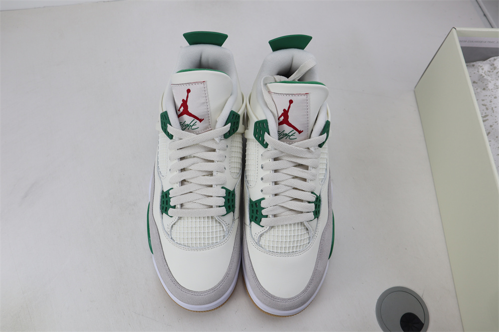 2.0 NIKE SB X AIR JORDAN 4 PINE GREEN 2.0 NIKE SB X AIR JORDAN 4 PINE GREEN